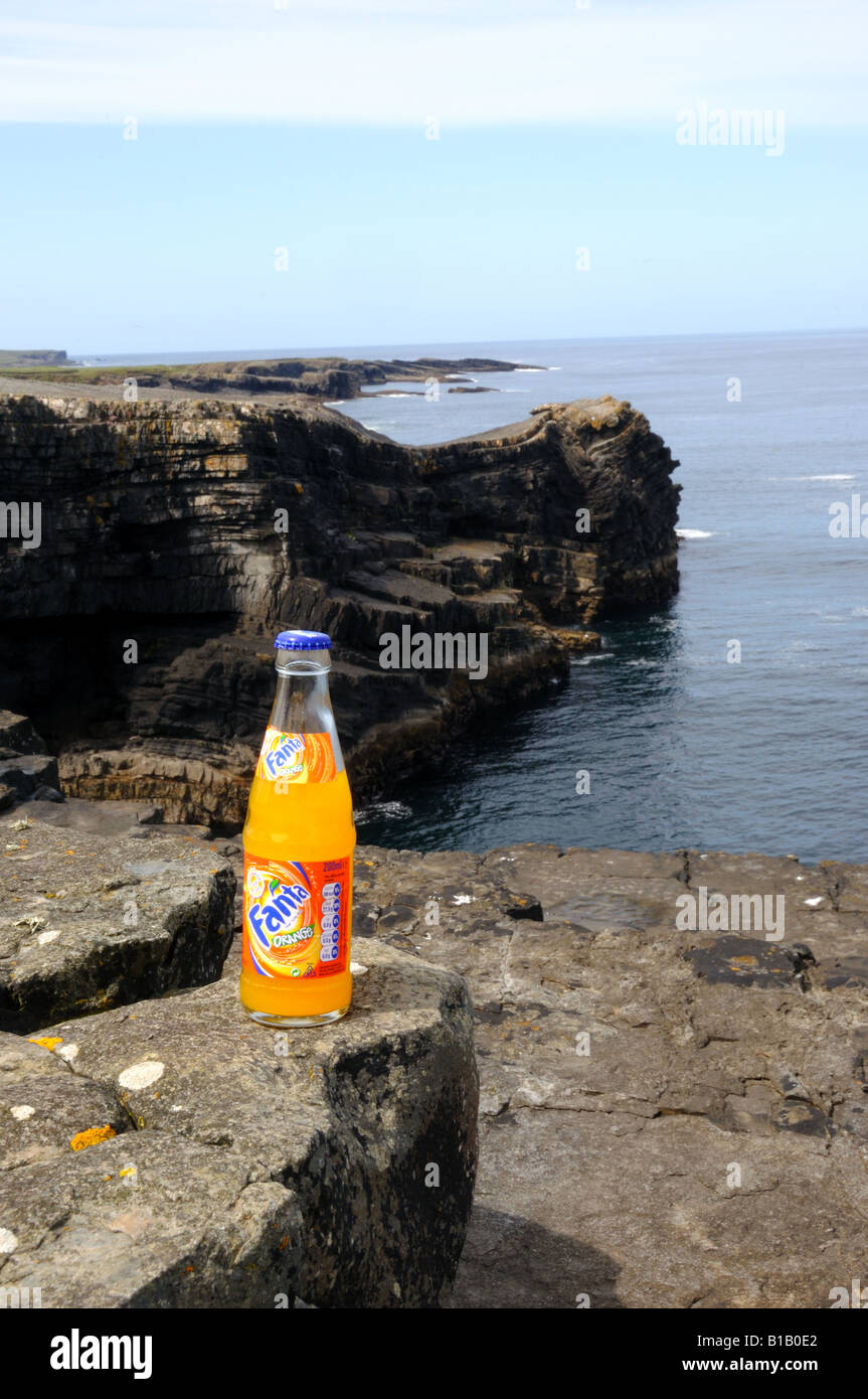 Fanta succo di arancia sulla rupe dell'Irlanda occidentale. Foto Stock
