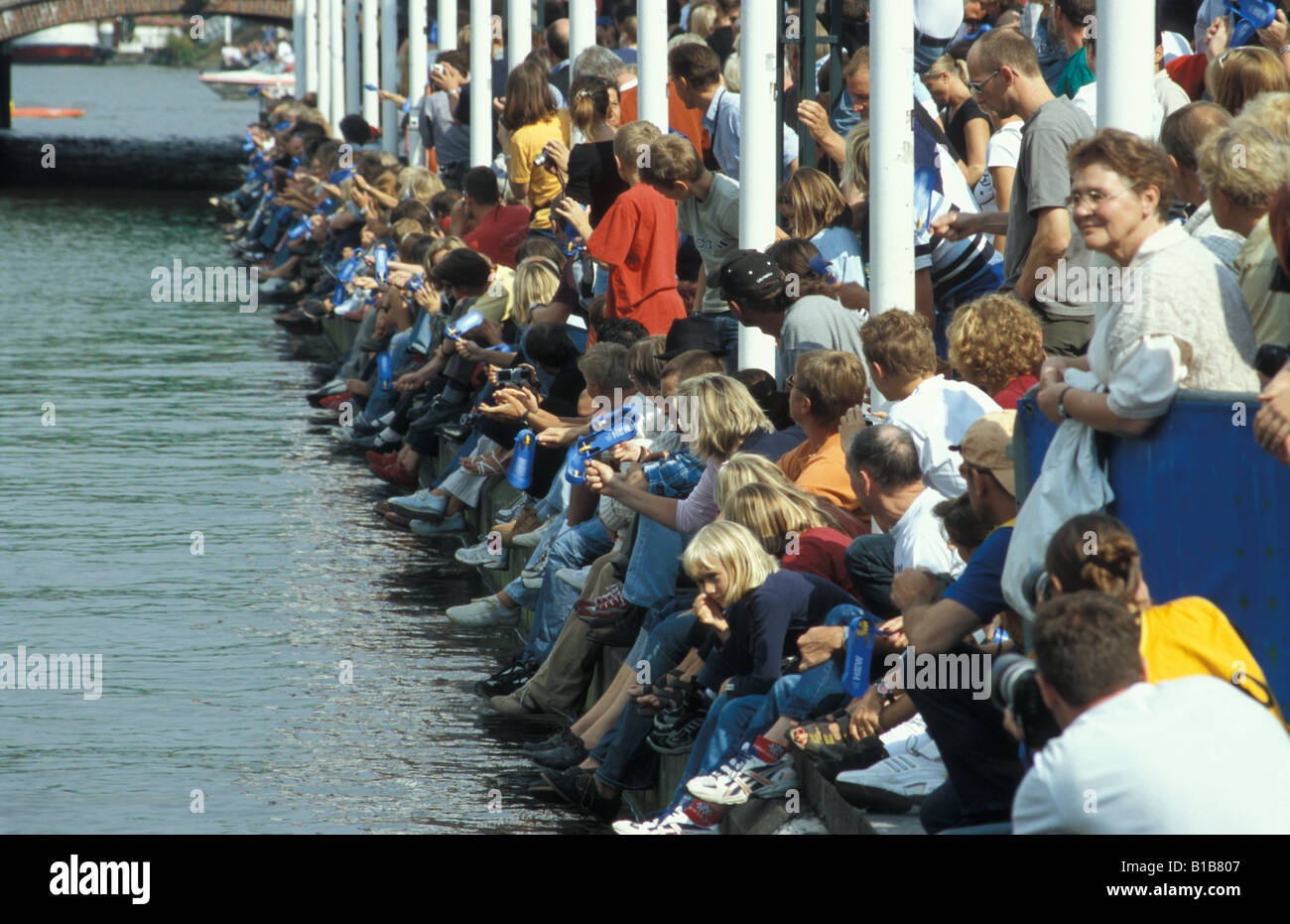 Gli spettatori a gara annuale di triathlon a Kleine Alster tratto piscina appena fuori dalla piazza del Municipio, il centro della città di Amburgo, Germania Foto Stock