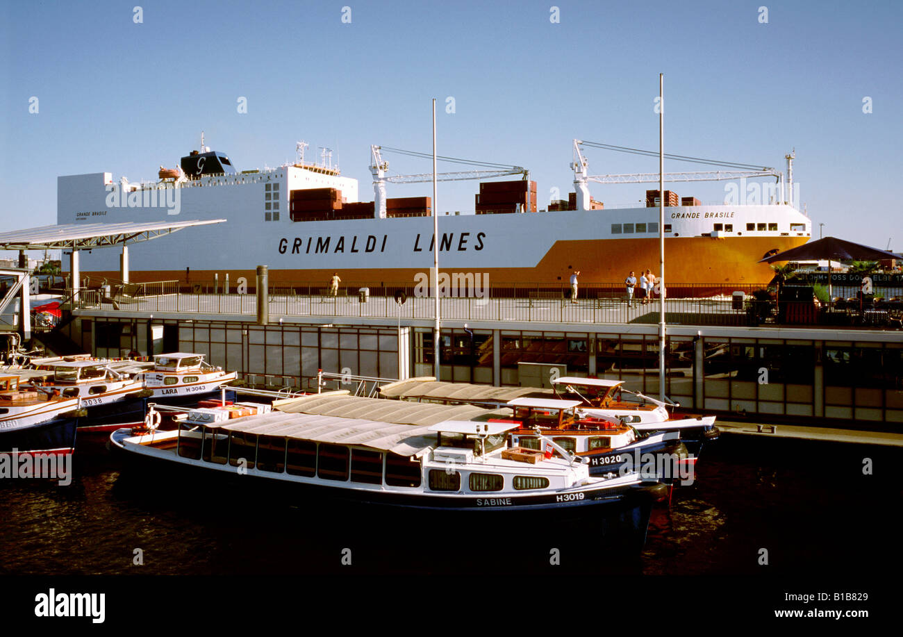 Giugno 8, 2006 - Grimaldi di proprietà RoRo recipiente contenitore grande Brasile passa il Landungsbrücken al momento di lasciare il porto di Amburgo. Foto Stock