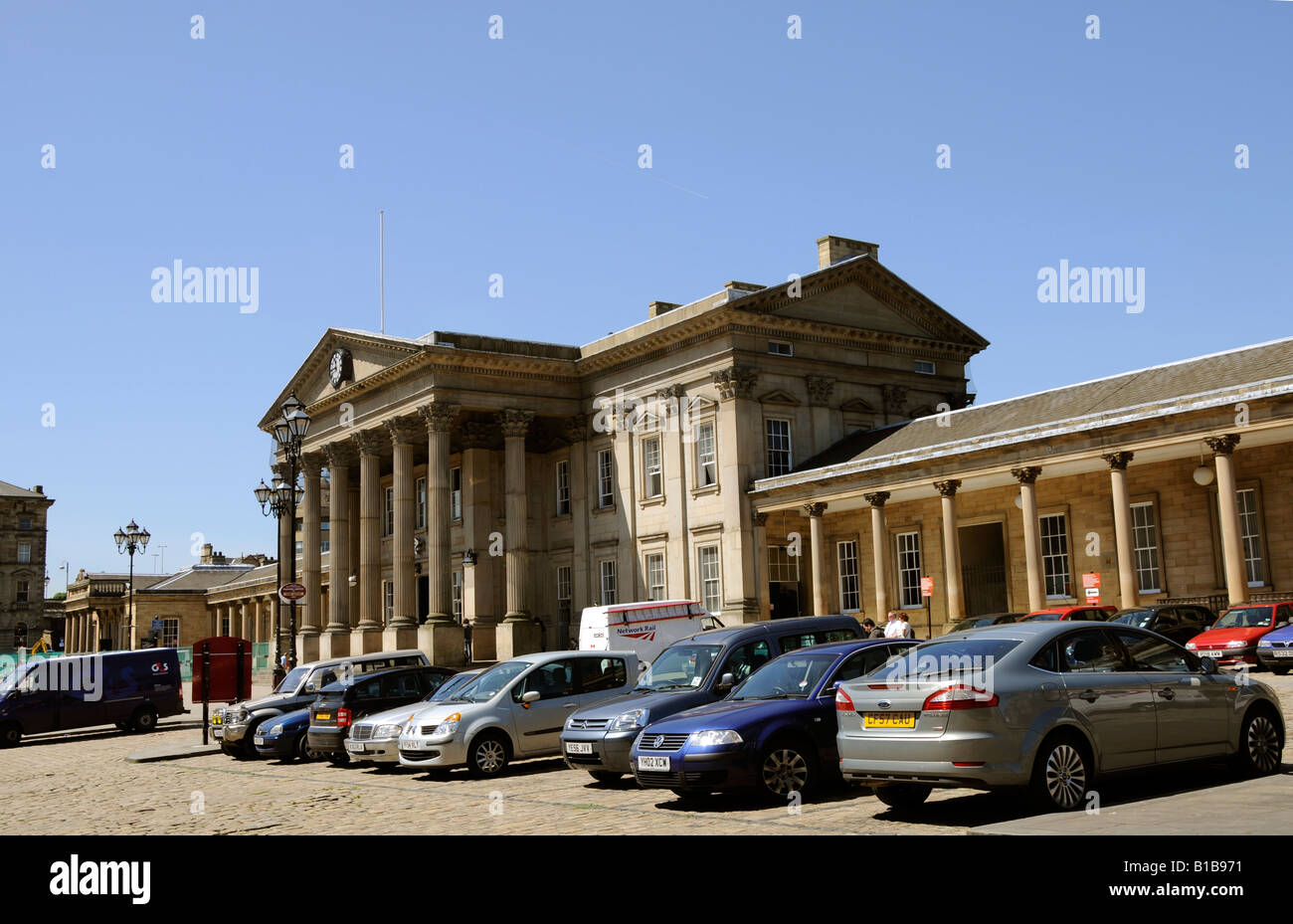 Il colonnato classico e il portico del grande entrata del Vittoriano stazione ferroviaria a Huddersfield Foto Stock