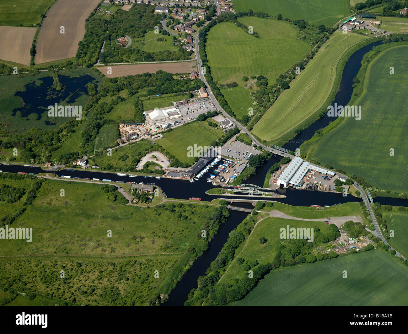 Canal e Aquaduct dall'aria, Stanley traghetto, Wakefield, West Yorkshire, nell'Inghilterra del Nord Foto Stock