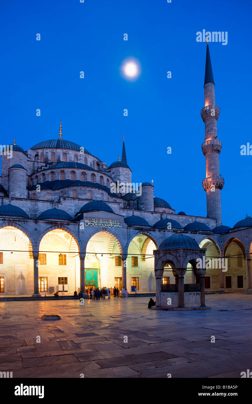 Il Cortile della moschea blu a Istanbul Foto Stock