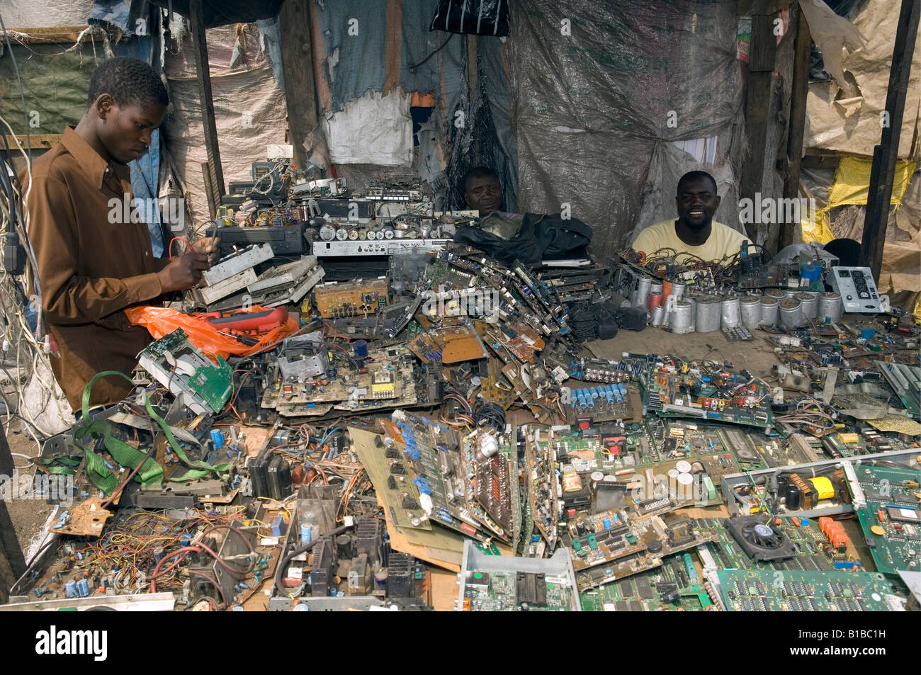 Vendita e riparazione di circuiti elettronici, Kamwala mercato a Lusaka, nello Zambia Foto Stock