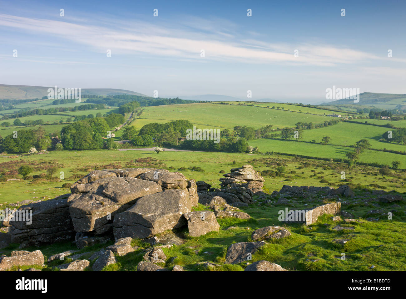 Guardando a Nord dalla Houndtor su terreni agricoli di rotolamento Parco Nazionale di Dartmoor Devon England Foto Stock
