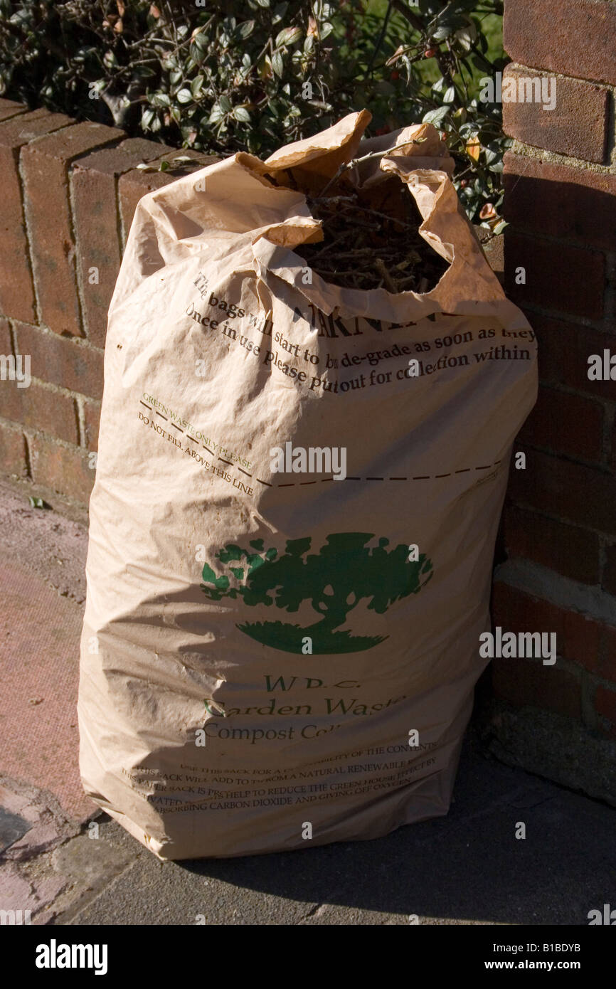 Giardino smaltimento dei rifiuti regime Worthing Borough Consiglio brown sacchi fuori casa Foto Stock