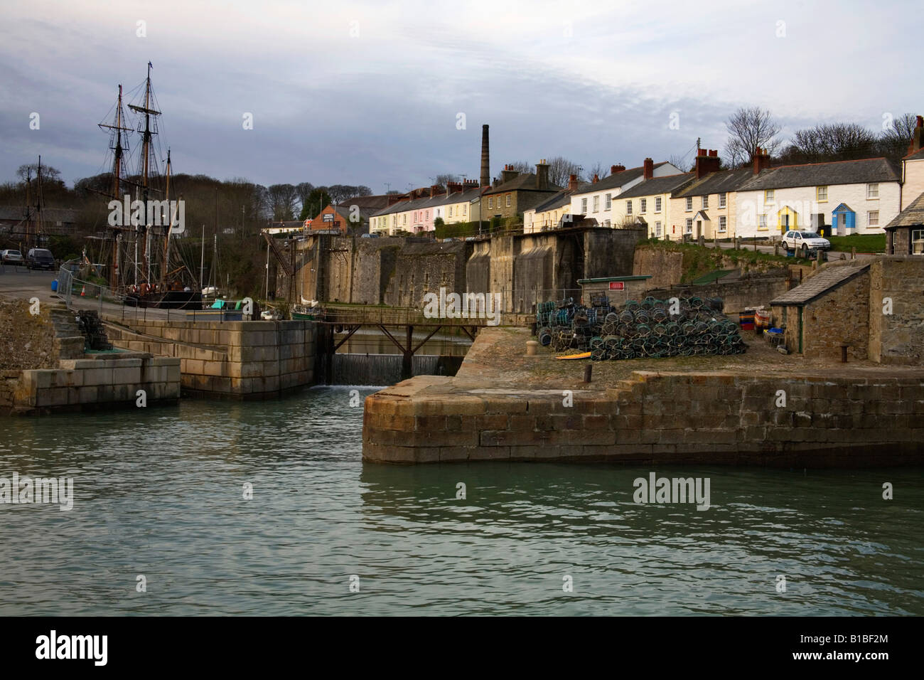 Charlestown Harbour con tall ships dock in Cornovaglia Foto Stock