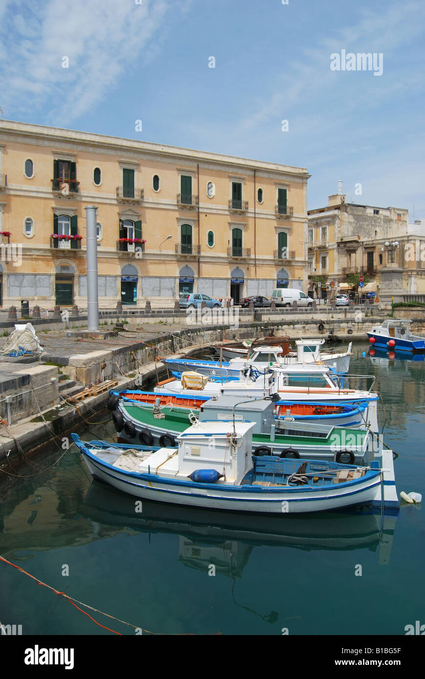 In legno barche da pesca ormeggiate dal Ponte Nuovo, Ortigia, Isola di Ortigia, Siracusa, Sicilia, Italia Foto Stock