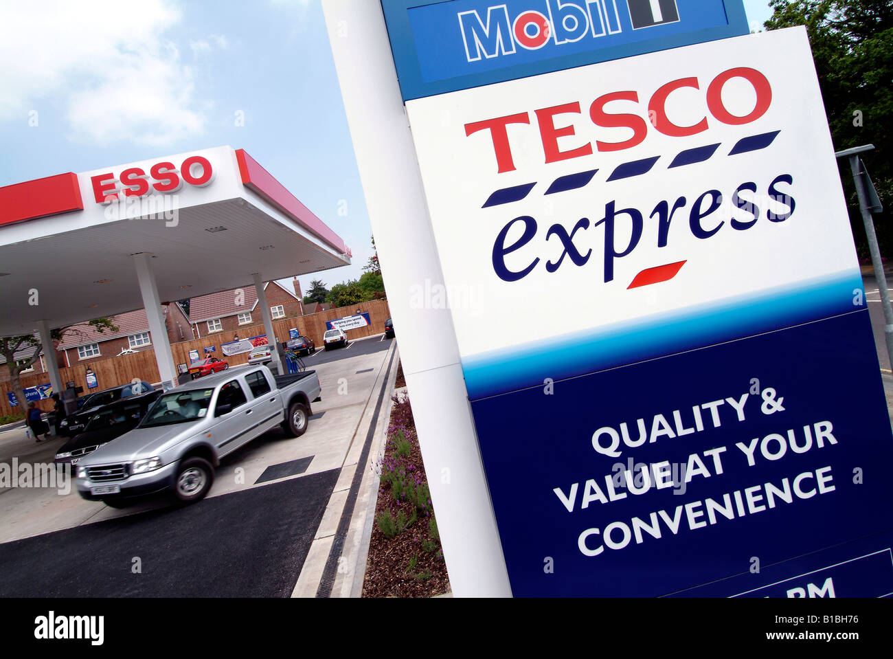 Esso Tesco Express alliance stazione di benzina e il piazzale antistante al Dibden, Hampshire Foto Stock