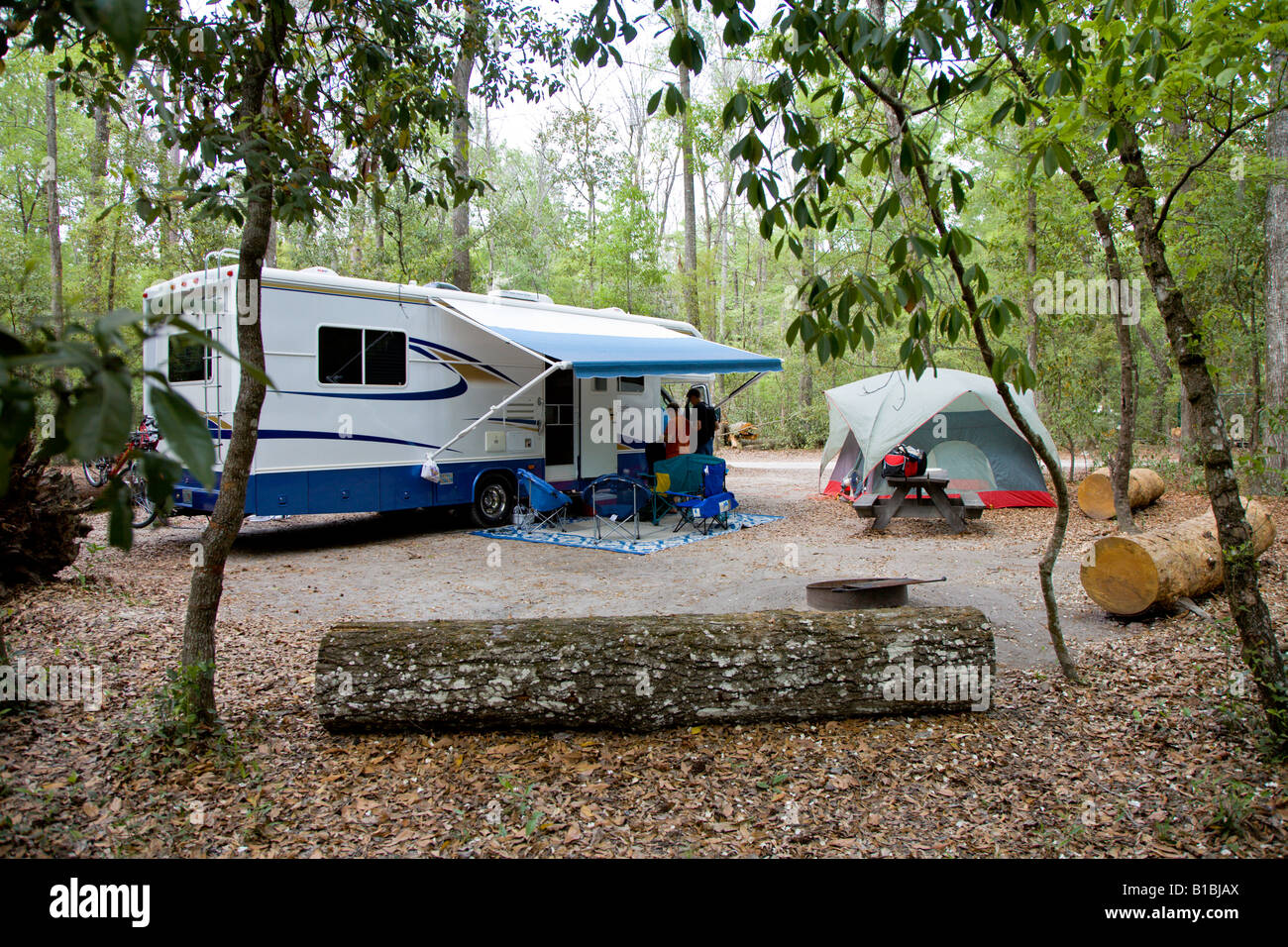 Camper Campeggio caravan con tenda circondata da log in O'leno parco dello stato in Florida Foto Stock