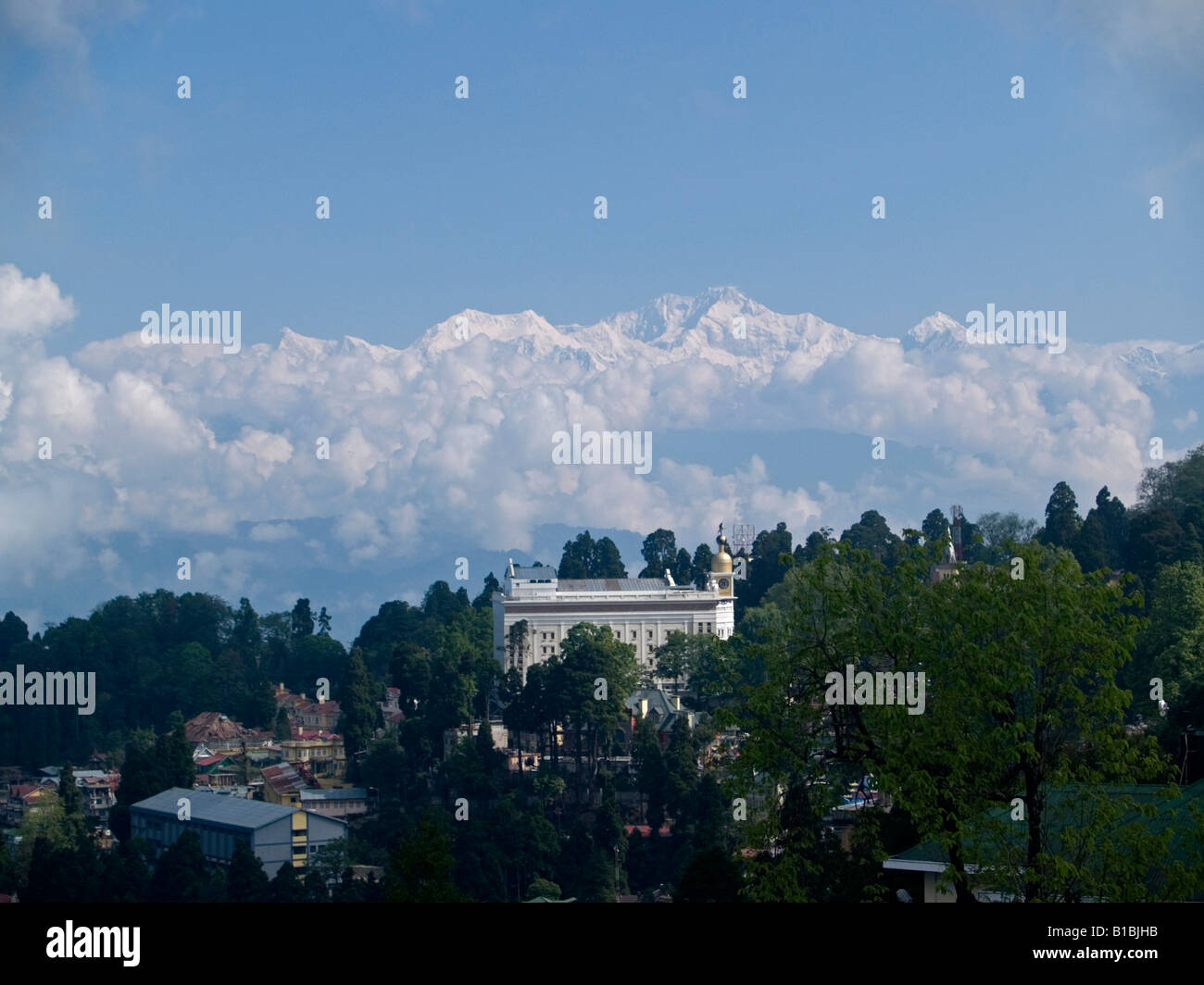 Il monte Khangchendzonga aleggia sopra stazione della collina di Darjeeling in India Foto Stock