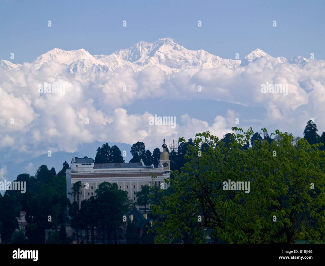 Il monte Khangchendzonga sorge sopra stazione della collina di Darjeeling in India Foto Stock