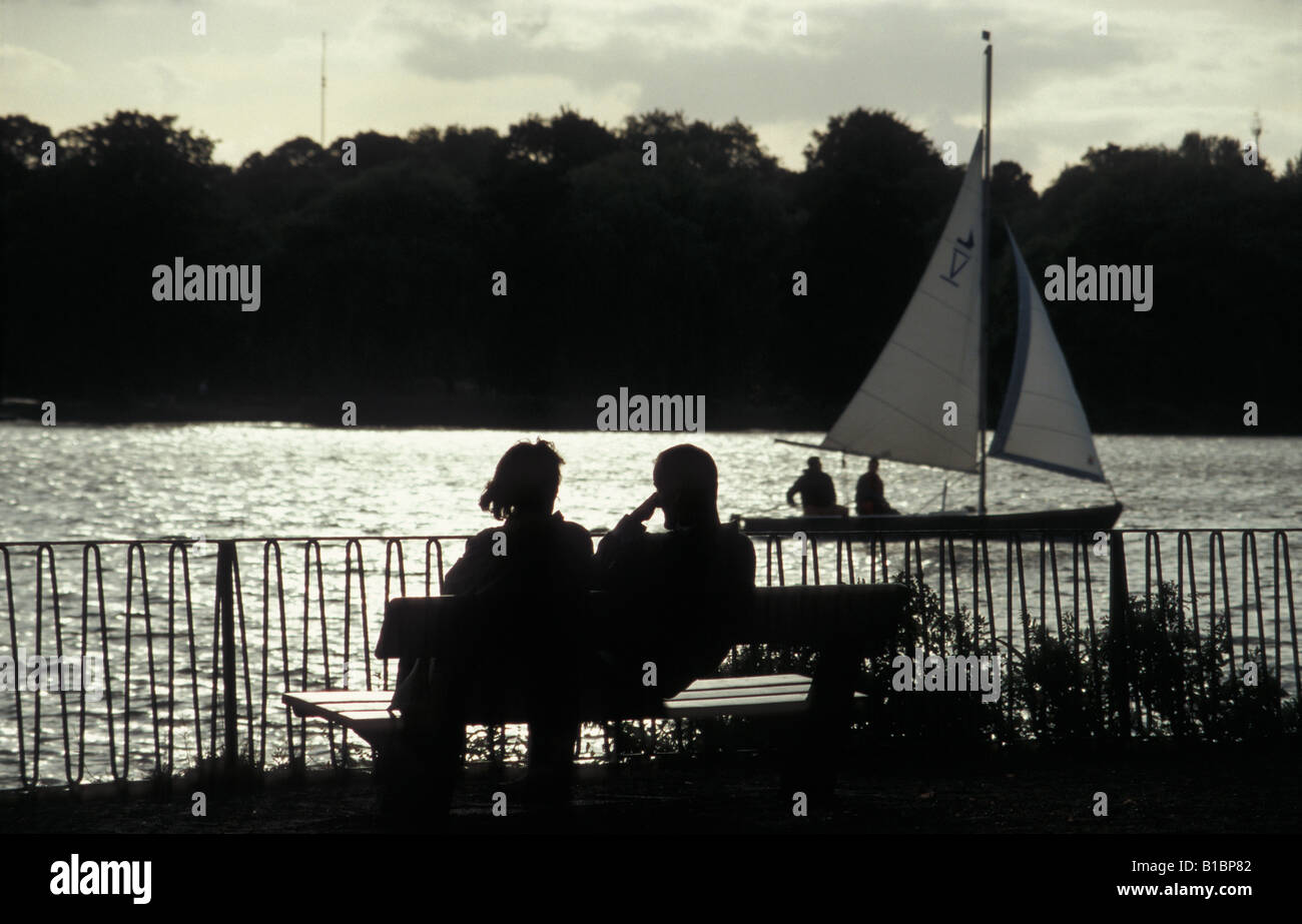 Tempo libero la vita al lago Aussenalster nel centro della città di Amburgo, Germania Foto Stock