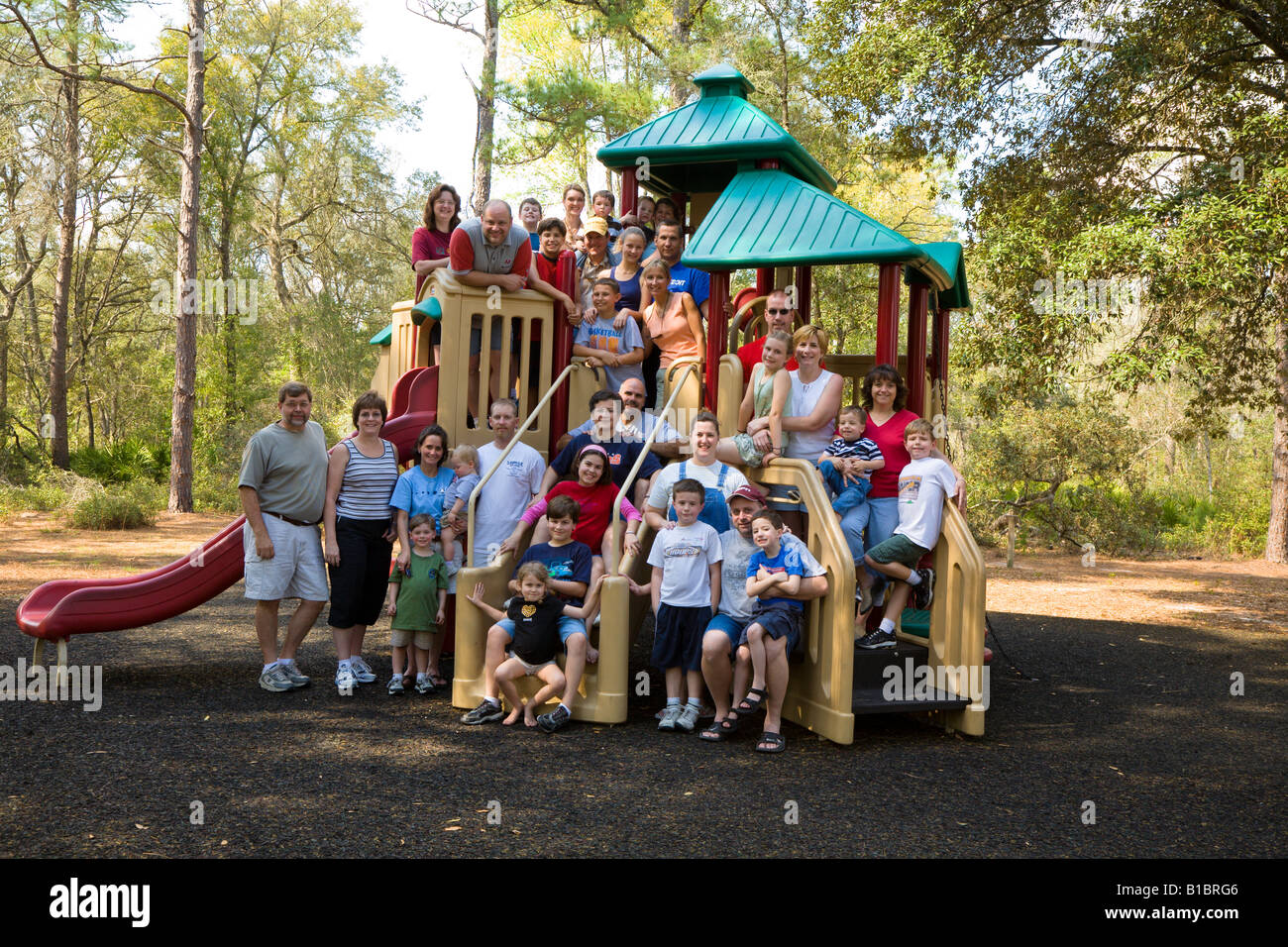 Un folto gruppo di persone pone al parco giochi al Silver River State Park in Florida Foto Stock