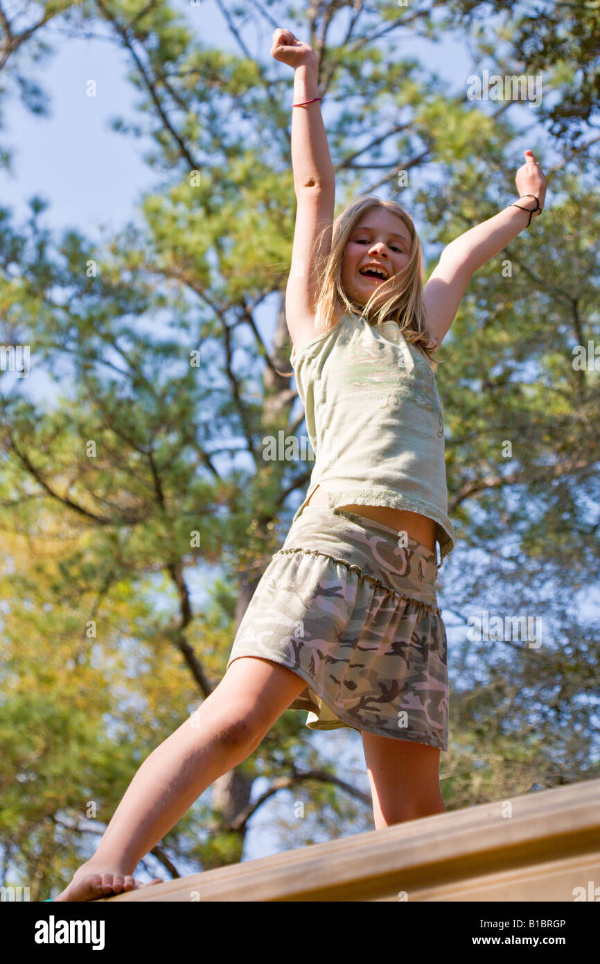 Giovane donna bambino su attrezzature per parchi giochi al Silver River State Park in Florida Foto Stock