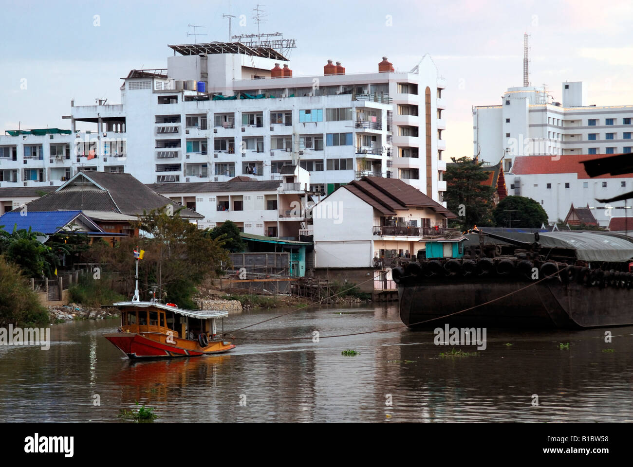 Tirare tirare chiatta da riso,Ayutthaya, Tailandia, sul Fiume Chao Phaya river Foto Stock