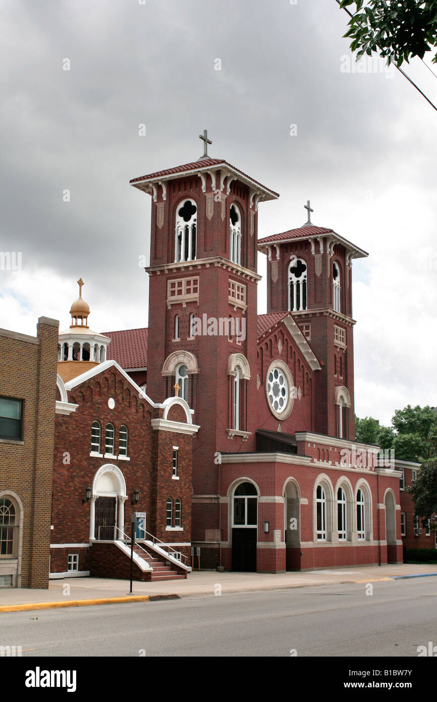 Chiesa del Sacro Cuore di Gesù accanto a Hellenic chiesa ortodossa a Waterloo Iowa architettura distintiva Foto Stock