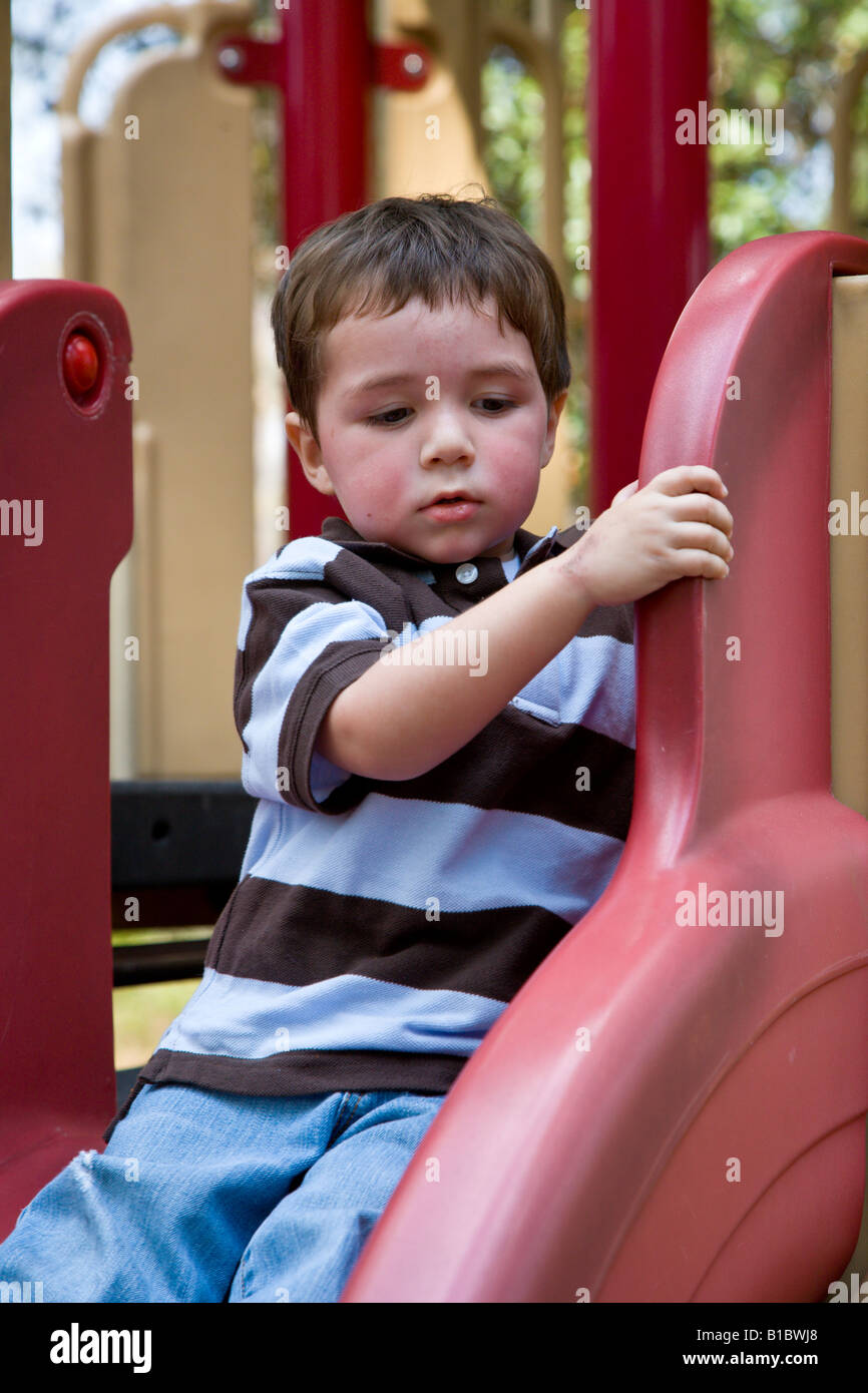 Bambino maschio giocando su attrezzature per parchi giochi al Silver River State Park in Florida Foto Stock
