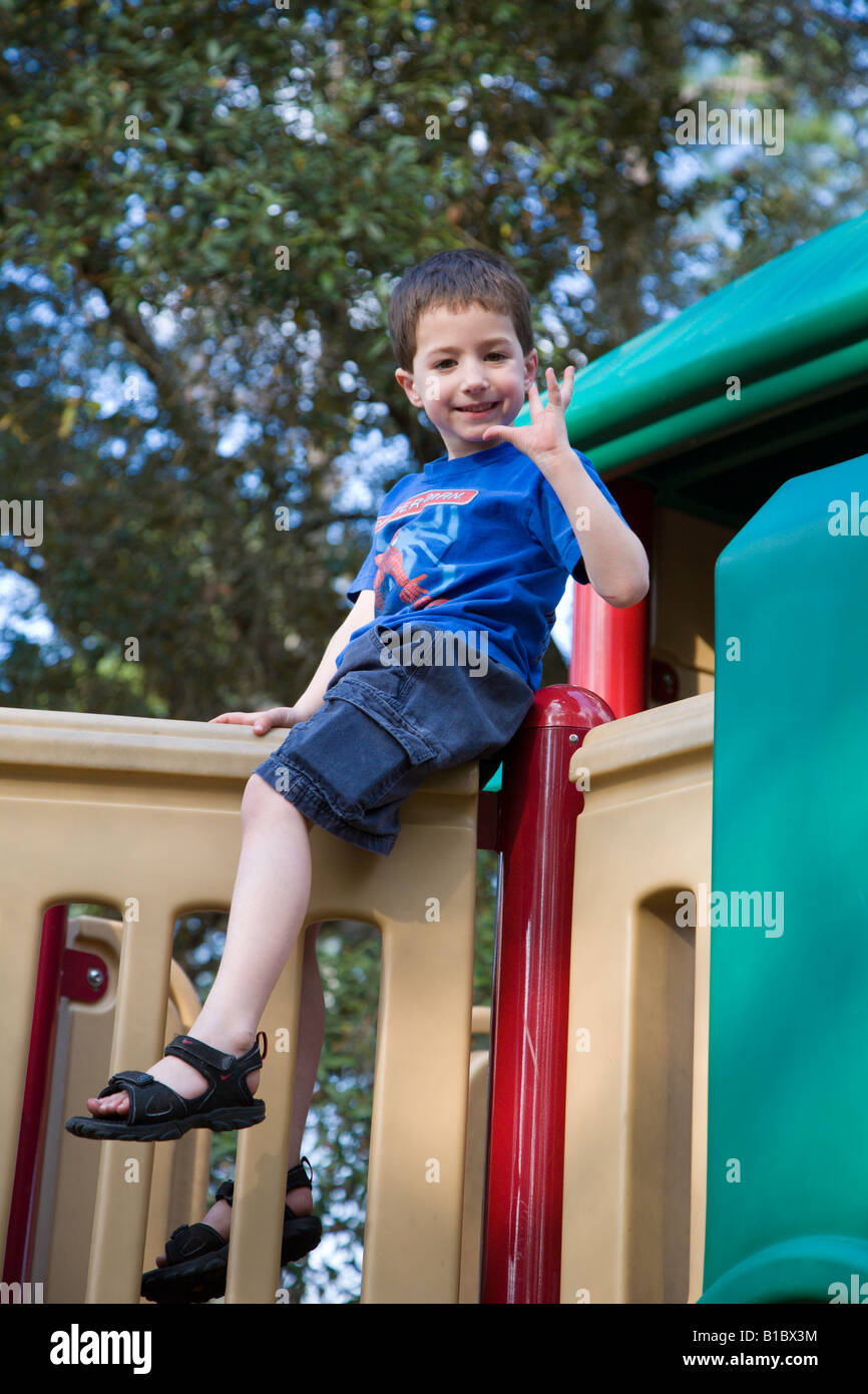 Bambino maschio giocando su attrezzature per parchi giochi al Silver River State Park in Florida Foto Stock
