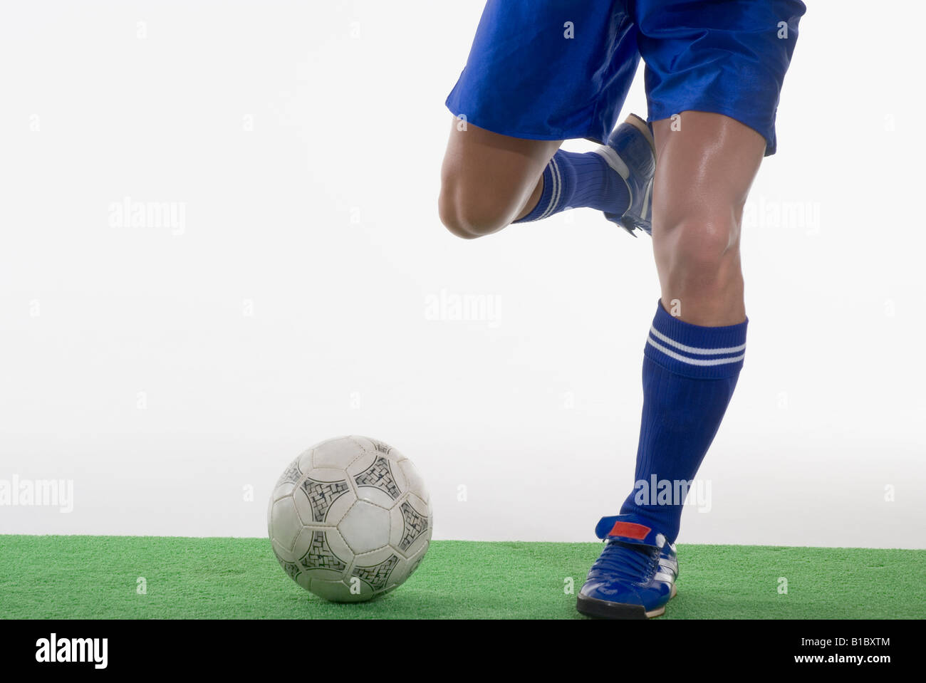 Giocatore di calcio calci palla calcio Foto Stock