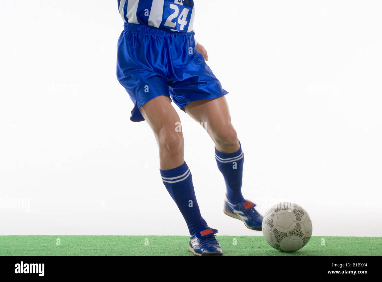 Giocatore di calcio calci palla calcio Foto Stock