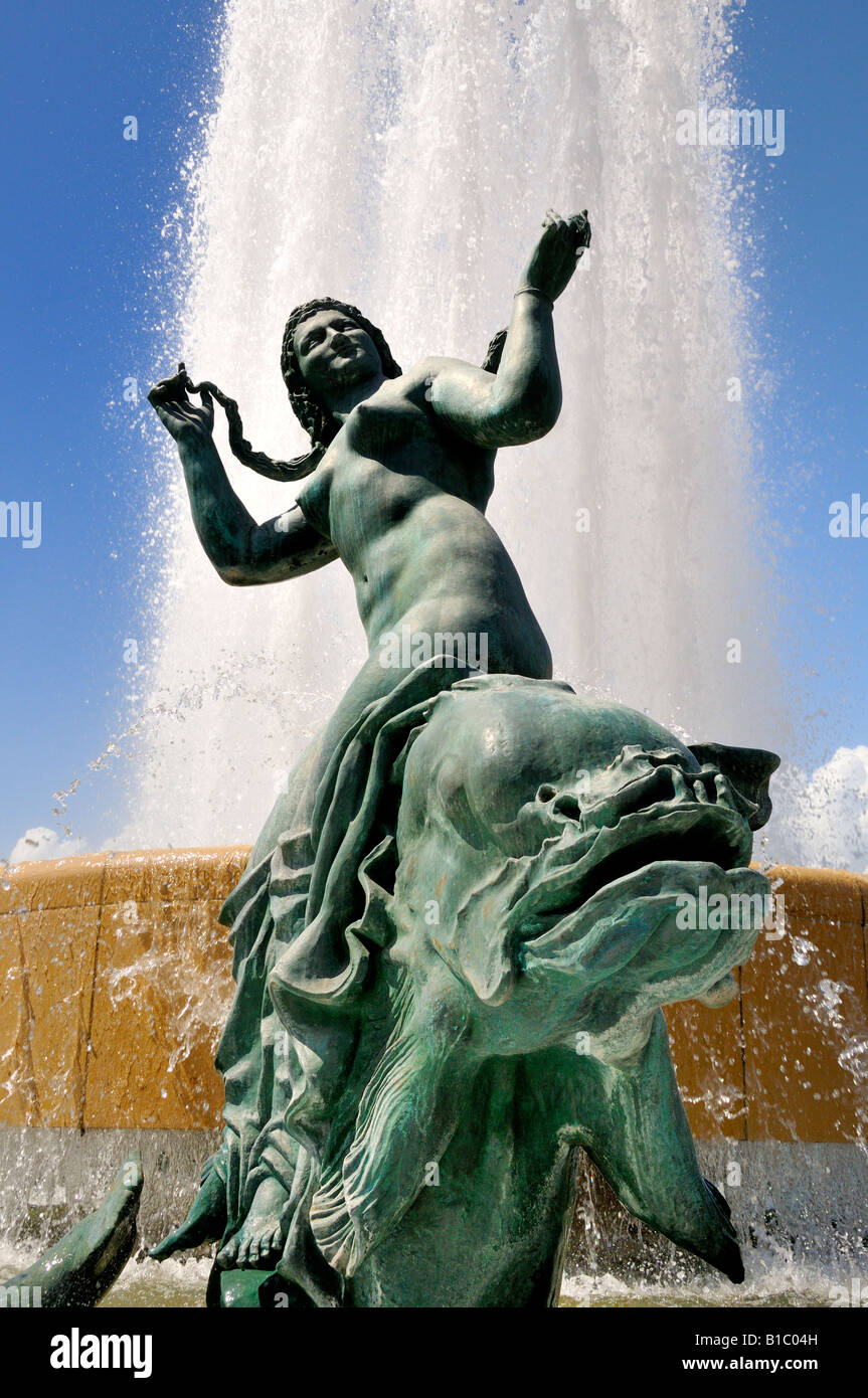 La Fontaine du Soleil nel nuovo ridisegnato Place Masséna a Nizza Francia fotografato nel giugno 2008 per solo uso editoriale Foto Stock