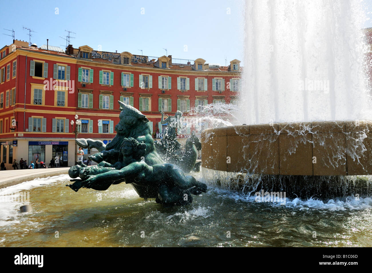 La Fontaine du Soleil nel nuovo ridisegnato Place Masséna a Nizza Francia fotografato nel giugno 2008 per solo uso editoriale Foto Stock