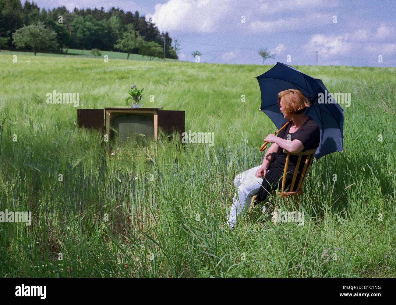 Broadcast, televisione, gli spettatori, l uomo con il televisore in campo di mais, Baviera, Germania, Additional-Rights-Clearance-Info-Not-Available Foto Stock