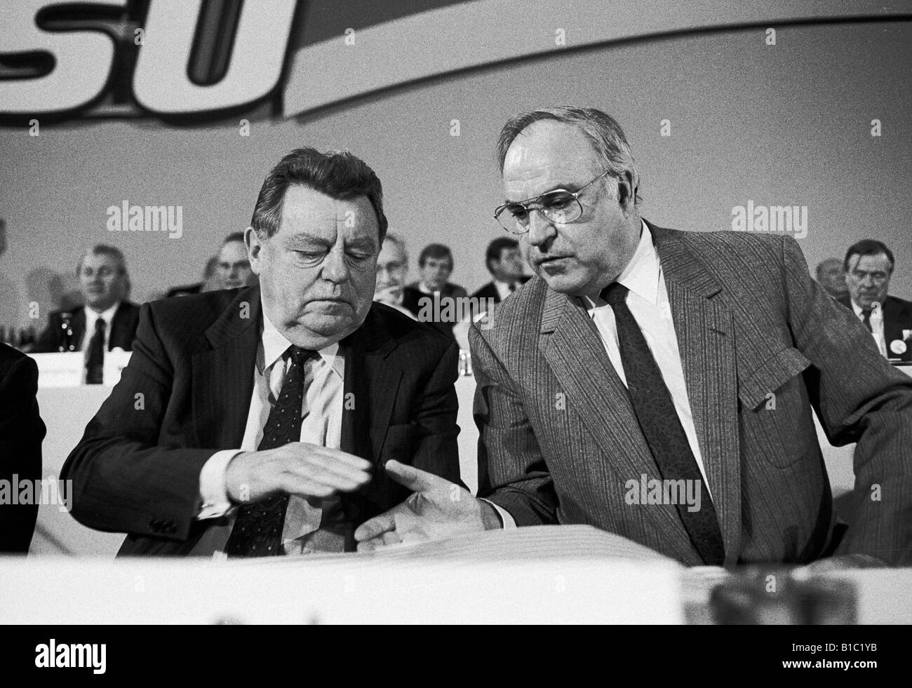 Strauss, Franz Josef, 6.9.1915 - 3.10.1988, politico tedesco (CSU), di mezza lunghezza, con cancelliere Helmut Kohl (CDU), ospite alla conferenza di partito della CSU, Monaco, 22.11.1986, Foto Stock