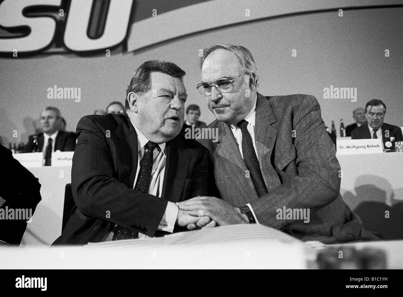 Strauss, Franz Josef, 6.9.1915 - 3.10.1988, politico tedesco (CSU), di mezza lunghezza, con cancelliere Helmut Kohl (CDU), ospite alla conferenza di partito della CSU, Monaco, 22.11.1986, Foto Stock