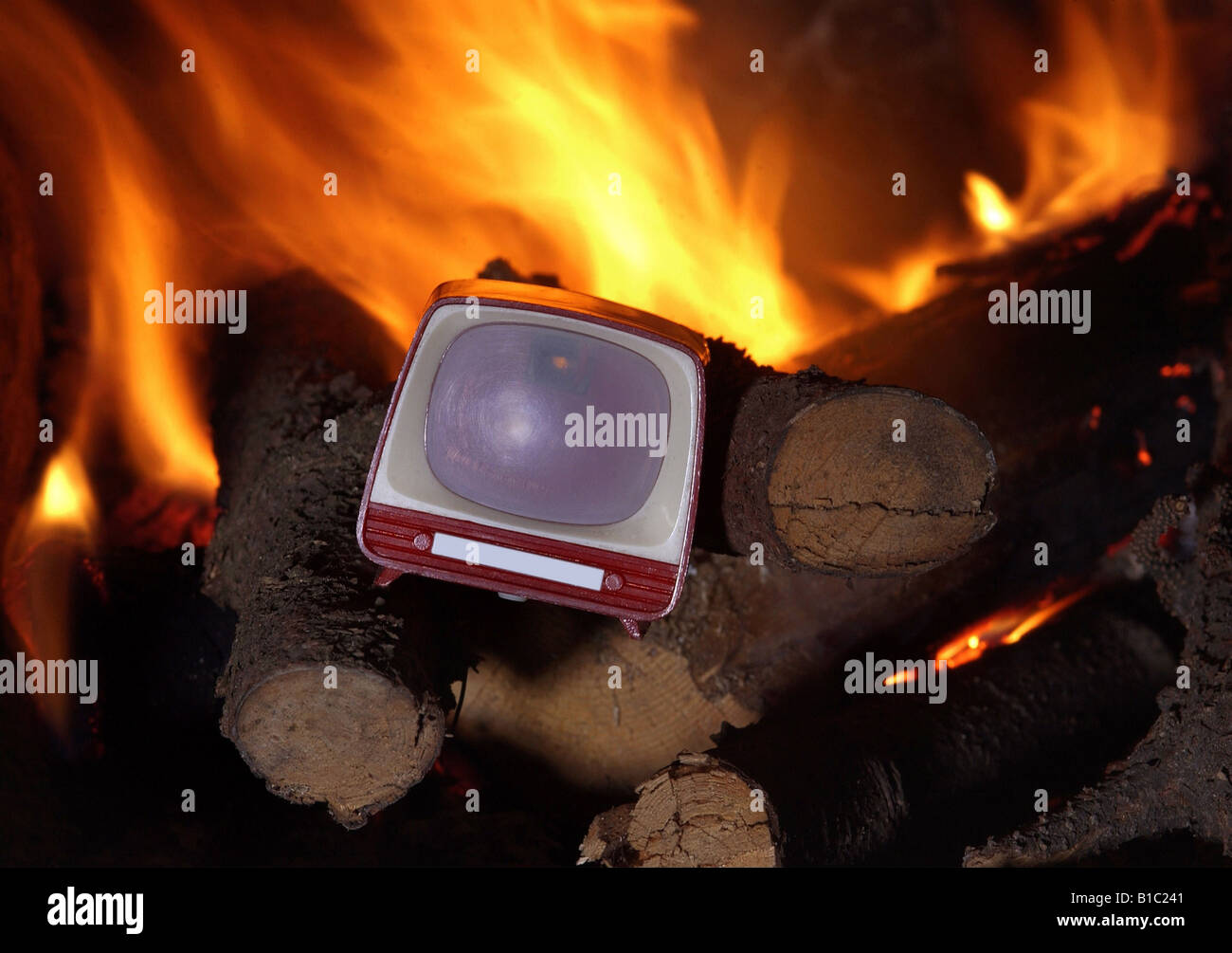 Broadcast, televisione, simbolo, bruciando TV set, Additional-Rights-Clearance-Info-Not-Available Foto Stock