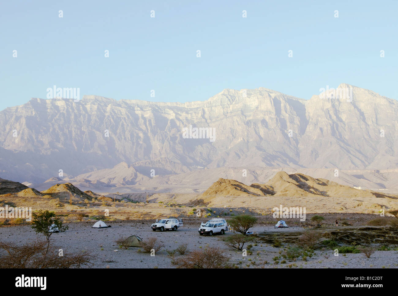 Geografia / viaggi, Oman, turismo, spedizione in Western montagne Hajar, camp in intramontan depressione, Additional-Rights-Clearance-Info-Not-Available Foto Stock