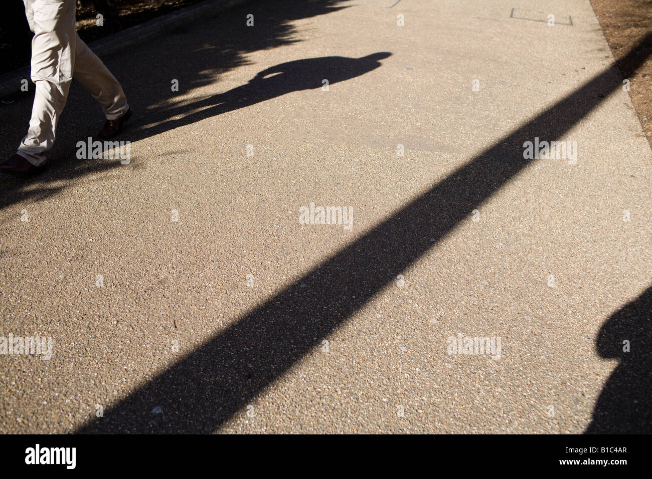 L uomo per le gambe e la sua ombra. Il South Bank di Londra, Regno Unito Foto Stock