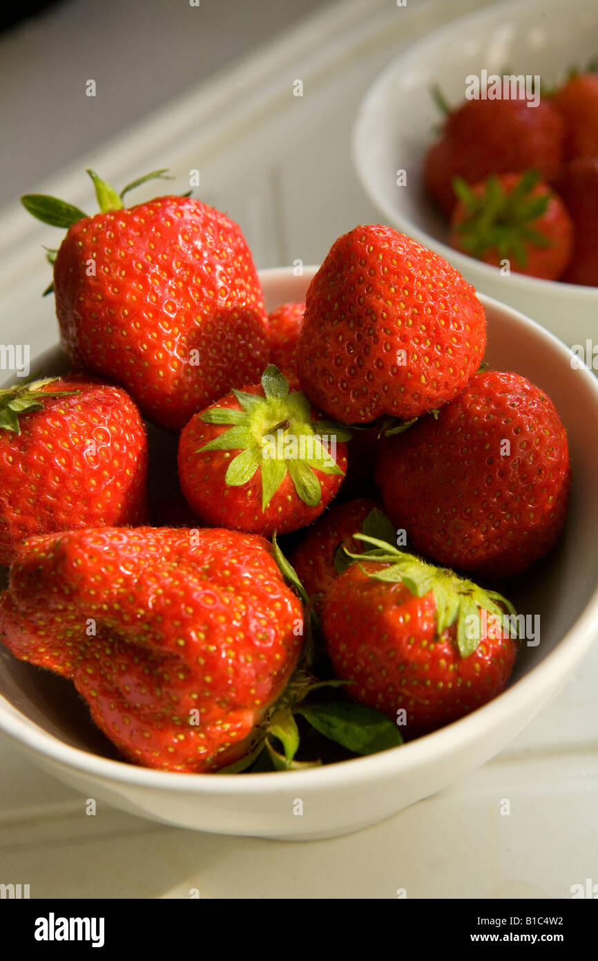 Succose fragole in una ciotola bianco Foto Stock