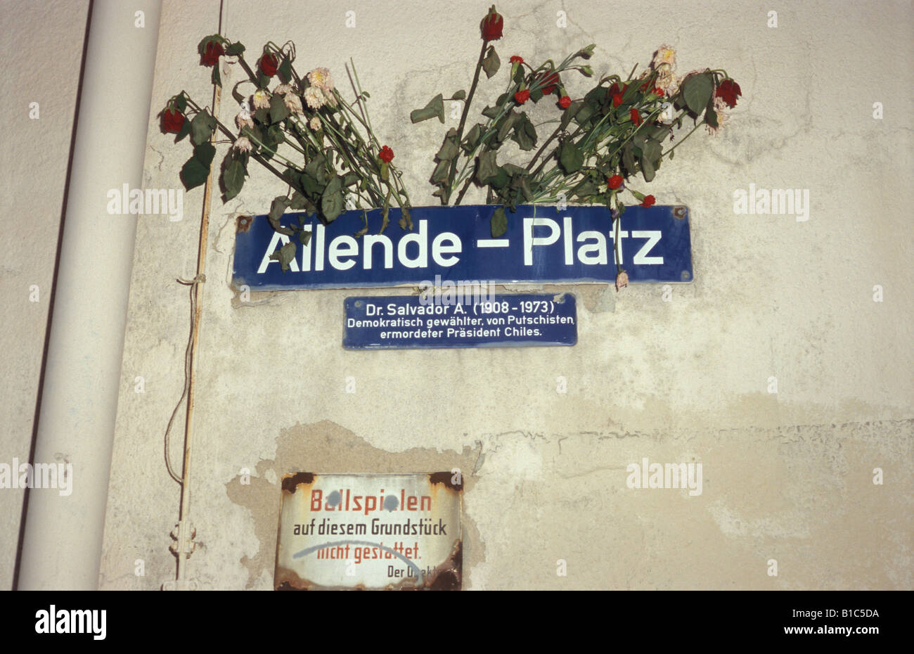 Le rose collocato su un cartello stradale di Piazza Allende a Amburgo, Germania (commemorando Salvador Allende, presidente socialista del Cile) Foto Stock