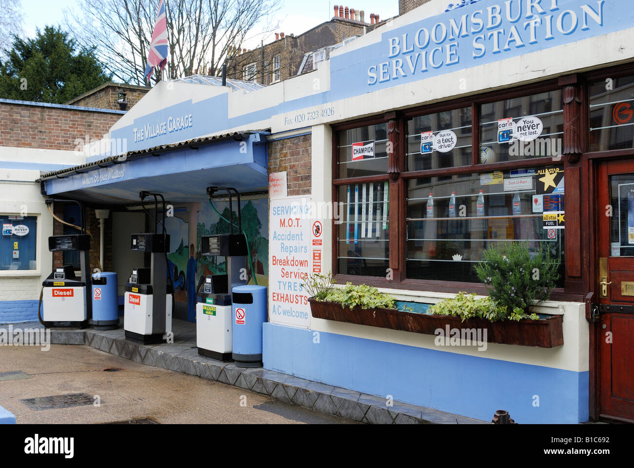 Londra più antichi del garage e il piazzale antistante la vendita di benzina dal 1926 prevede di chiudere a giugno 2008 Foto Stock