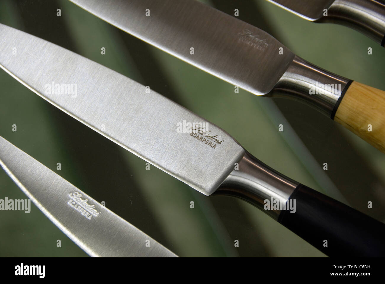 Coltelli a Scarperia in provincia di Firenze in Toscana. Questa città è famosa in tutta Italia per la produzione di coltelli sottili Foto Stock