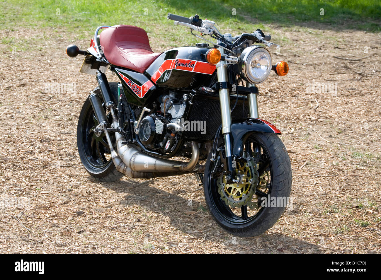 Retrò classico nero e rosso due gara di corsa streetfighter moto statico di tre quarti su dalla parte anteriore sx Foto Stock