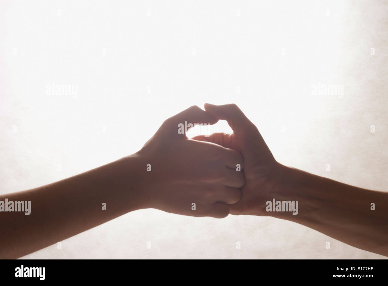 Due persone che fanno di wrestling con il pollice Foto Stock