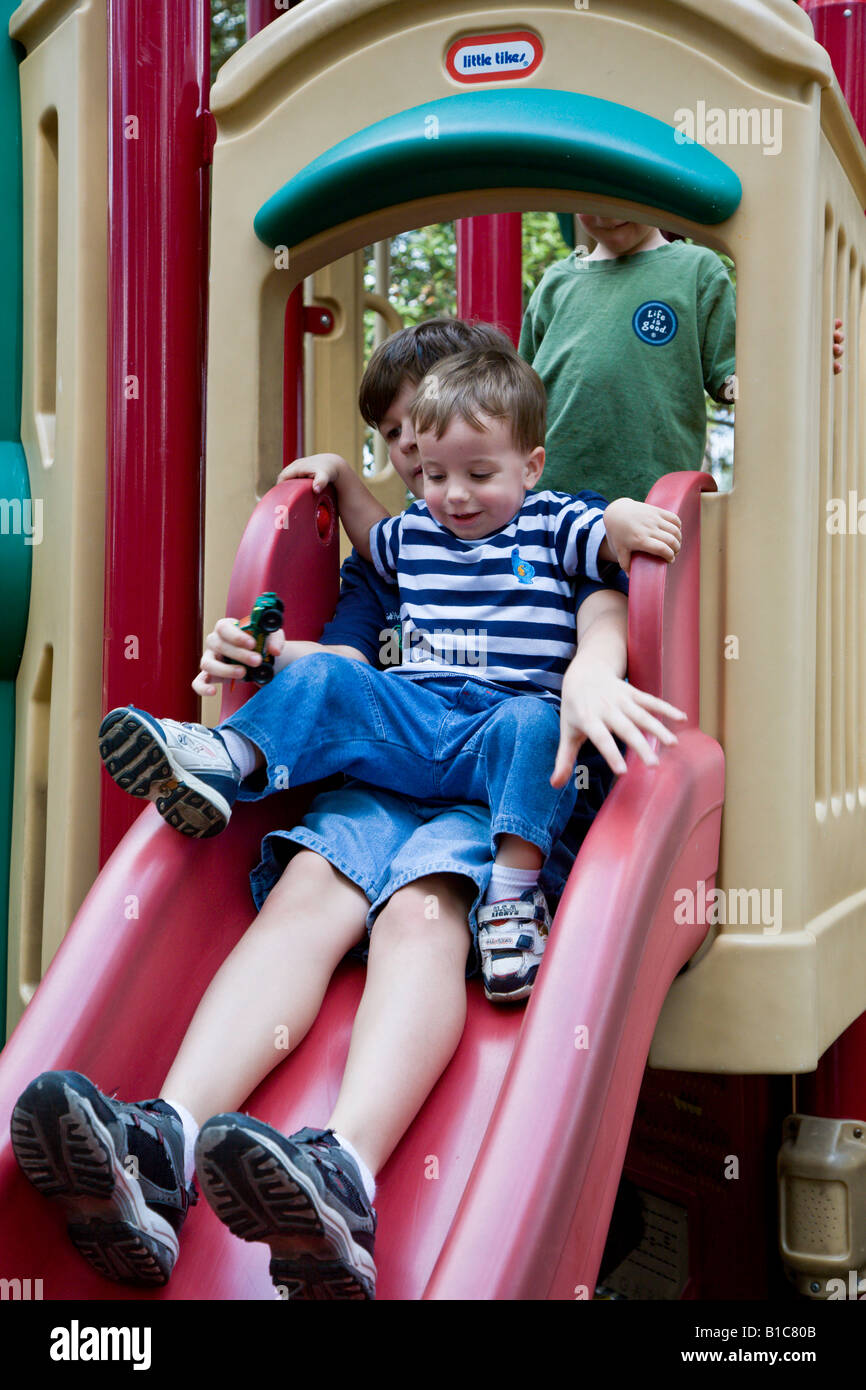 Maschio di bambini che giocano su attrezzature per parchi giochi al Silver River State Park in Florida Foto Stock