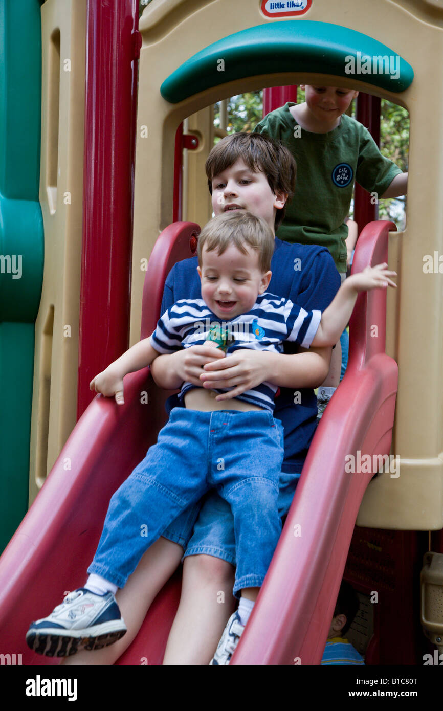 Maschio di bambini che giocano su attrezzature per parchi giochi al Silver River State Park in Florida Foto Stock
