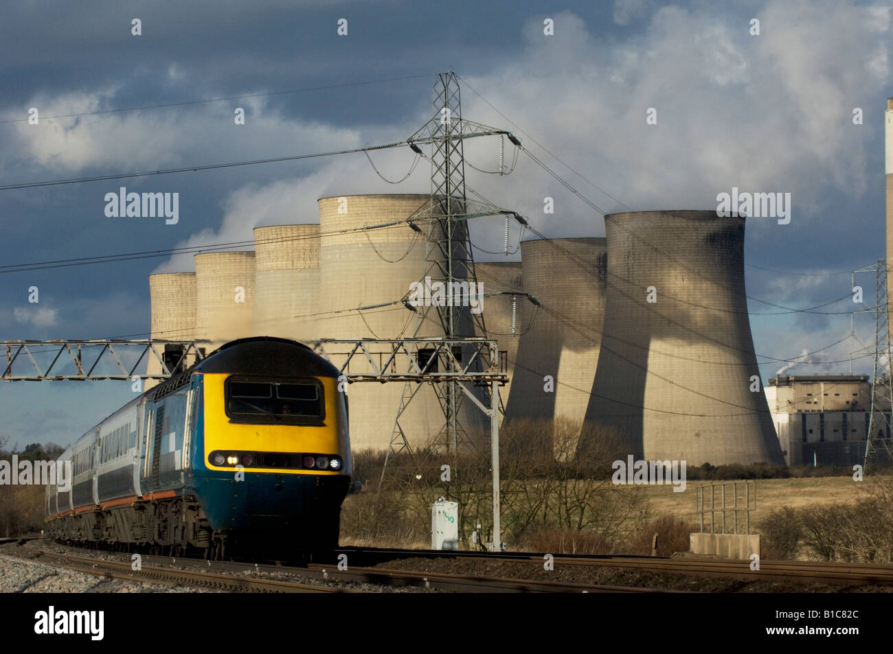 Un East Midlands Treni Alta Velocità treno passa le torri di raffreddamento di E.ON Ratcliffe su Soar Coal Fired power station Foto Stock