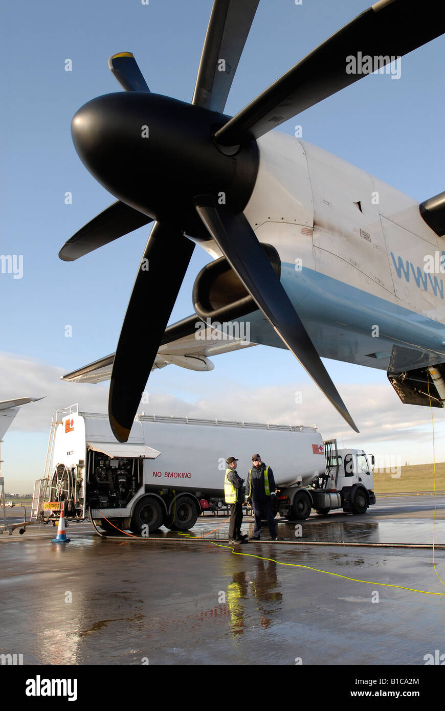 Il rifornimento degli aerei con la nave cisterna in aeroporto Foto Stock