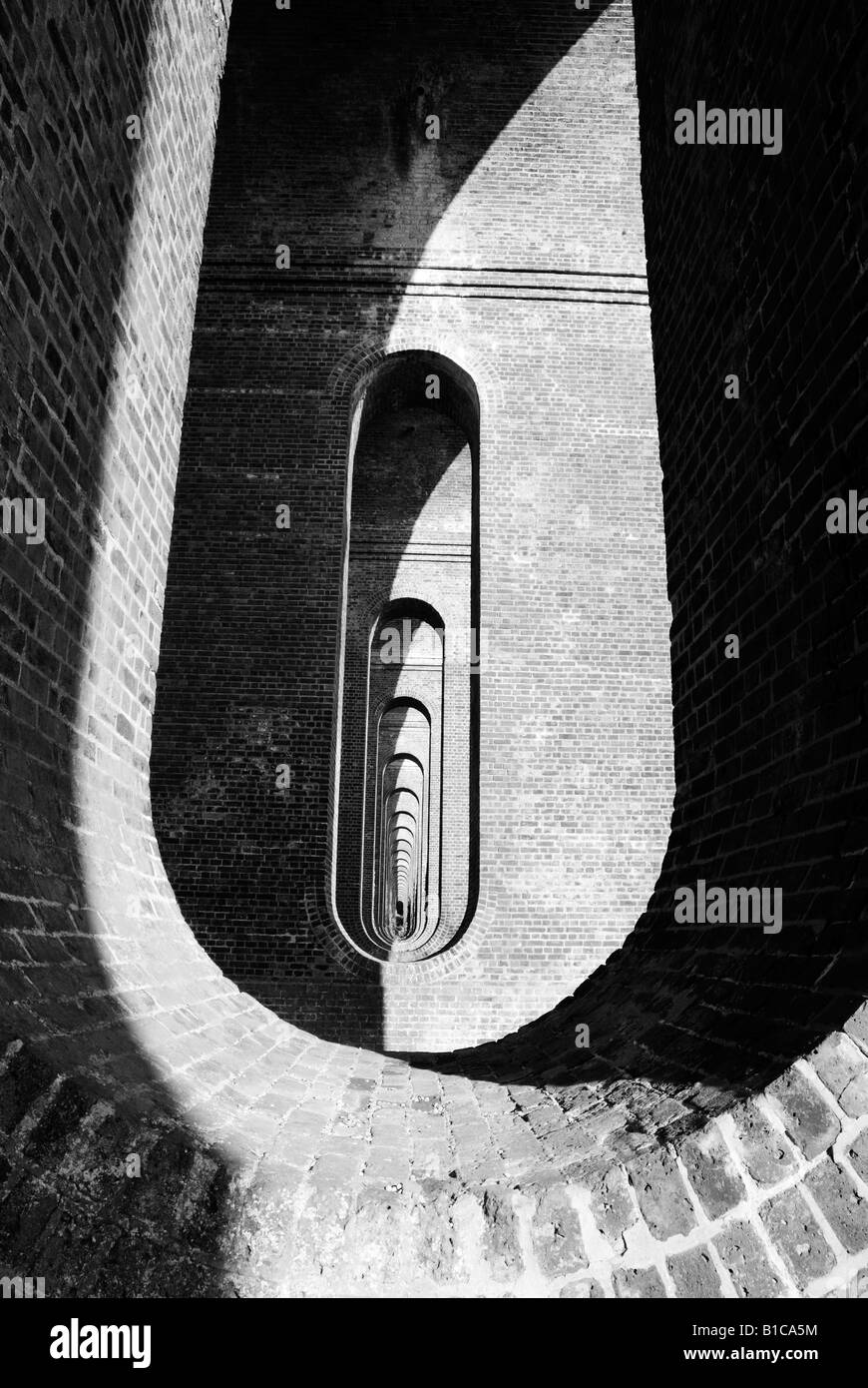 Abstract della enorme Chappel viadotto, concentrandosi sul gioco di ombre. Foto Stock