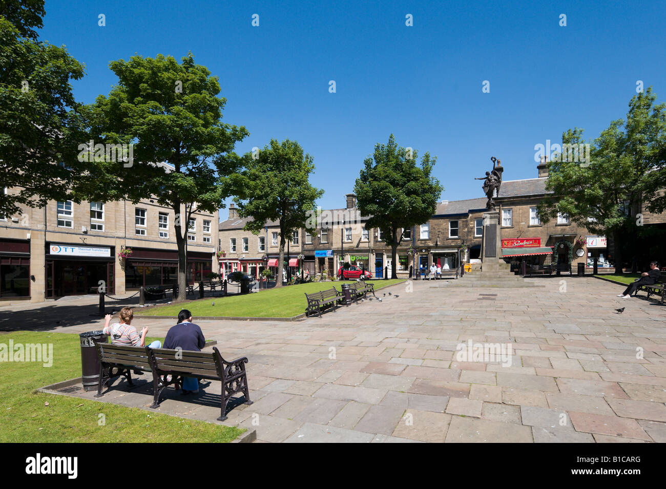 Parcheggiare in centro città, Norfolk Square, Glossop, Peak District, Derbyshire, England, Regno Unito Foto Stock