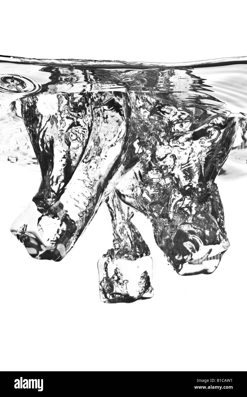 Il cubo di ghiaccio cade in acqua Foto Stock