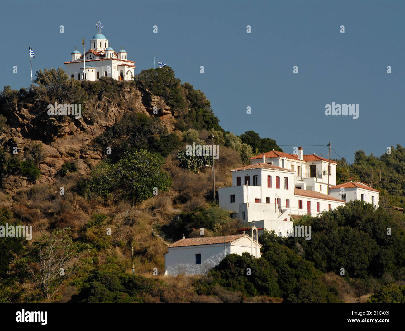 Cappella Agia Triada su una collina sopra il porto di Karlovassi sull isola di Samos in Grecia. Foto Stock