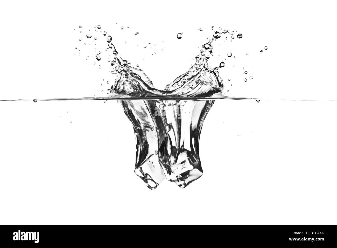 Il cubo di ghiaccio cade in acqua Foto Stock