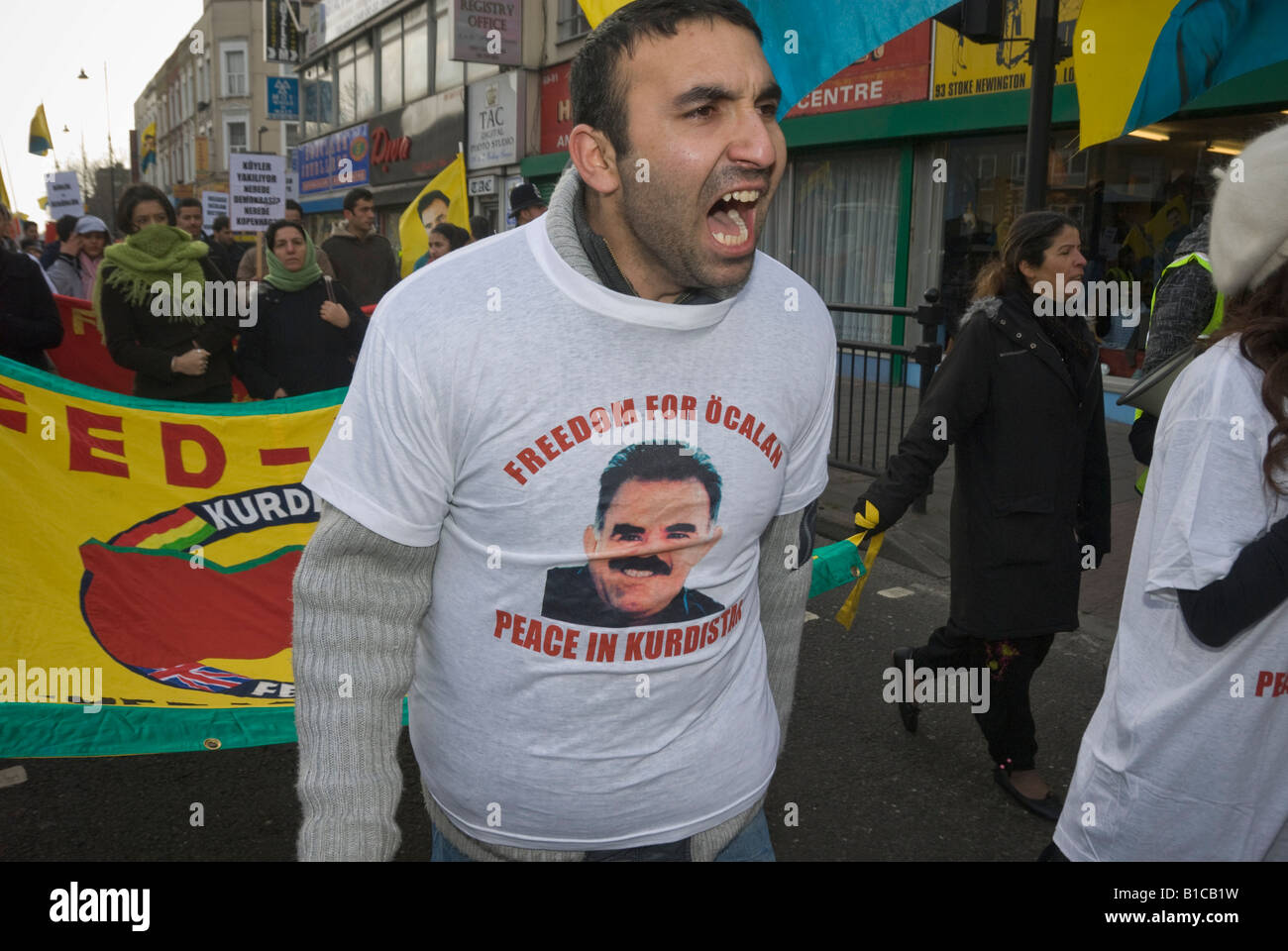 Marzo con uomo che indossa la t-shirt "Libertà per Abdullah Öcalan - Pace  in Kurdistan' con foto di Ocalan nel nord di Londra Foto stock - Alamy