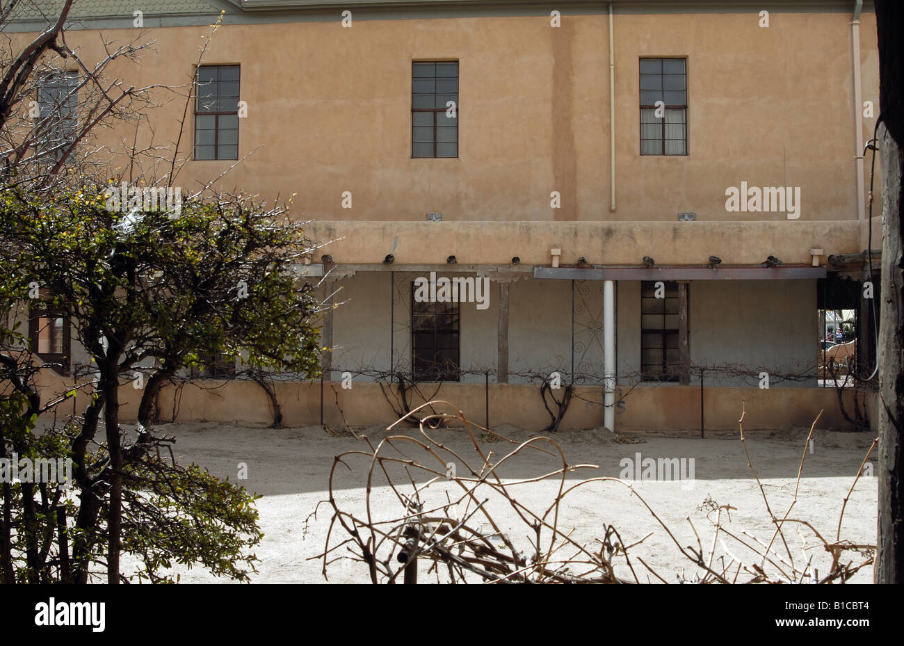 Il cortile tra San Felipe de Neri Catholc Chiesa la canonica e la scuola adiacente nella città vecchia sezione di Albuquerq Foto Stock