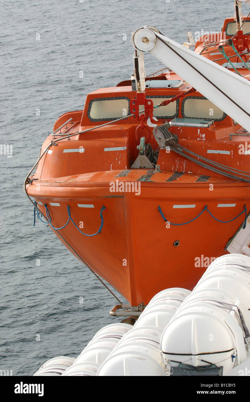 Scialuppa di salvataggio sulla nave da crociera. Barche di colore  arancione. Chaloupes de sauvetage.verticale. Scialuppa di salvataggio 24824  Foto stock - Alamy